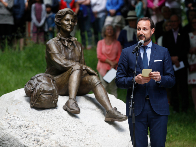 Kronprinsen taler ved avdukingen av statuen. Foto: Lise Åserud, NTB scanpix.
